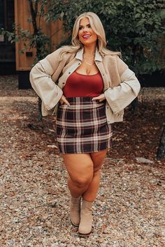 Current Plus Size Fashion Trends, Plus Size Romantic Style, Midsize Women Fashion, Plus Size Winter Skirt, How To Wear Skirts In Winter, Work Outfits For Curvy Ladies, Plus Size Poses For Pictures Instagram, Plus Size Grunge Outfits 90s, Salem Outfits Fall