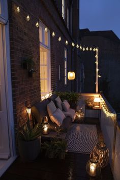 Patio decorating ideas Balcon Mic, Small Apartment Balcony Ideas, Balkon Decor, Balcony Ideas Apartment Outdoor, Terrace Decor, Small Balcony Design, Balcony Ideas Apartment, Apartment Patio, Apartment Patio Decor