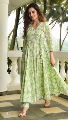 Modest Street Fashion, Cotton Dress Pattern, Cotton Kurta Set, Simple Frock Design, Long Frock Designs, Stylish Kurtis Design, Long Gown Design, Simple Frocks, Simple Kurta Designs