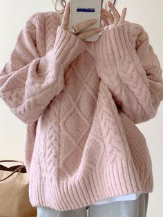 Embrace the cozy chic vibes and stay warm in fashion. From chunky cable knits to slouchy styles, these sweaters are a winter essential. Snuggle in comfort and step out in trendsetting warmth. ❄️🧥 #OversizedSweaters #CozyKnits #WinterFashion #StayWarmInStyle" 00s Mode, Adrette Outfits, Lily Rose Depp, Mode Inspo, 가을 패션, Cute Sweaters, Kate Moss, Cable Knit Sweater, Looks Style