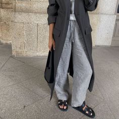 Juxtaposition Fashion, Hailey Baldwin Outfits, London Spring Fashion, Building Wardrobe, Chunky Leather Sandals, Smart Casual Fashion, Capsule Wardrobe Style, Striped Wide Leg Trousers, Tapered Sweatpants