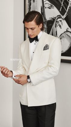 White Tie Wedding, Mens White Suit, Pitti Uomo Street Style, White Wedding Suit, Groom And Groomsmen Suits, Red Lace Prom Dress, Wedding Tux, Stylish Mens Suits, Bride Photos Poses