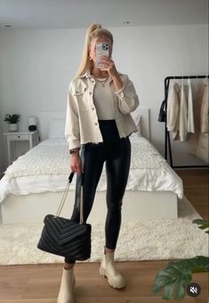 woman's fashion winter outfits - Faux shearling coat outfit - Classy winter outfits - fall fashion winter - fall fashionable outfits - fall fashions outfits Leggings Casual Outfit, Black Leggings Casual, Leggings Outfit Ideas, Black Leggings Outfit, Leggings Outfits, Mode Zara, Cold Outfits