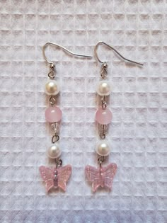 Handmade earrings inspired by candy and butterflies ♡ Materials: ♡ pink butterfly and round beads ♡ faux pearls ♡ mini pink beads ♡ silver and jewelry wire Pink Bead Earrings, Aesthetic Handmade Jewelry, Jewelry Handmade Ideas, Drop Earrings Aesthetic, Bead Earrings Ideas, Beaded Jewelry Aesthetic, Diy Bead Earrings, Handmade Jewellery Ideas, Handmade Earrings Diy