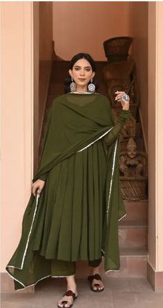 Kurta Designs For Mehendi, Green Kurti Design For Mehndi, Mehandi Colour Dress, Green Traditional Dresses, Green Dress Indian, Green Kurti Design, Simple Anarkali Suits, Green Anarkali Suits, Green Kurti