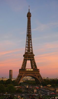 the eiffel tower in paris at sunset