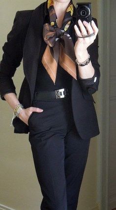 Elegant Work Wear, Classic Work Outfits, Business Wardrobe, Mode Tips, Mode Casual, Professional Attire, Hermes Scarf, Black Suit