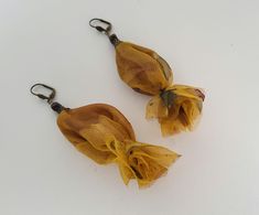 These earrings are in yellow ocher silk chiffon, hand painted. The silk is held by a ring and fixed on a small chiseled bell, enhanced with a small brown pearl, mounted on a sleeper. * silk muslin, silk, silk painting - copper metal finishes (nickel and lead free)     small chiseled bell     seed bead * total length: 11 cm     pendant length: 8 cm     width: 4 cm * yellow ochre, brown, brown * bohemian Silk gift Mother's Day gift Packaging : carefully wrapped in tissue paper and shipped in a bub Silk Gifts, Copper Metal, Bohemian Earrings, Silk Painting, Mother Gifts, Seed Beads, Mother's Day Gifts, Gifts For Women, Favorite Jewelry