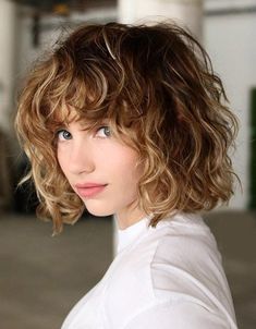 Cute Short Haircuts For Wavy Hair, Rocker Chic Hair Short, Short Wavy With Bangs, Medium Curly Haircuts With Bangs, Medium Wavy Hair With Bangs, Curly Hair Shoulder Length, Short Curly Hair With Bangs, Short Wavy Haircuts, Curly Hair Trends