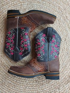 Unusual Mexican cowboy boots with pink flower embroidery from size 42-45 in dark pink and brown. The comfortable cowboy boots were made in Mexico in a small craft factory, where most of the work, from dyeing the leather to the flower embroidery to the assembly of the boot, is still done by hand. The embroidered cowboy boots / western boots with pink flowers are an eye-catcher and give every outfit a special, boho touch in both winter and summer. The Mexican cowboy boots with pink flowers are als Pink Western Boots For Rodeo, Pink Round Toe Ranch Boots, Pink Round Toe Boots For Ranch, Pink Western Boots For Ranch, Country Style Brown Boots For Festival, Pink Snip Toe Boots For Western-themed Events, Mexican Cowboy, Western Boots For Women, Craft Factory