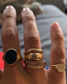 Signet Ring Styling, Vintage Pinky Rings, Stacked Signet Rings, Vintage Stacking Rings, Cool Rings Women, Vintage Ring Gold, Custom Ring Designs Ideas, Pinky Ring Women, Signet Ring Stack