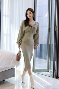 Dress For Broad Shoulder Women, Elegant Asian Fashion, Broad Shoulder Women, Korean Dress Elegant, Golden Globes Red Carpet, Classy Winter Outfits, Modesty Fashion, Woman Suit Fashion, Korean Fashion Dress