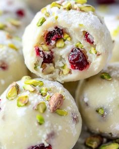 A burst of flavor in every bite! Cranberry Pistachio White Chocolate Truffles are the ultimate sweet treat to wow your taste buds. 🤩🍒💚 #TruffleTreats#FlavorExplosion#SweetMoments#WhiteChocolateDelight#CranberryBliss#PistachioCrunch#QuickDesserts#HolidayMagic#NoBakeWonder#DessertTime Pistachio White Chocolate, Truffle Cream, White Chocolate Truffles, Cranberry Pistachio, Cake Balls, Creamy Cheesecake, Easy Food To Make, Dried Cranberries