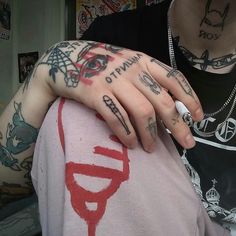 Grunge Tattoo Hand, Tato Grunge, Grunge Tattoo, Hampi, Poke Tattoo, Aesthetic Tattoo, Grunge Look, Skin Art, Piercing Tattoo