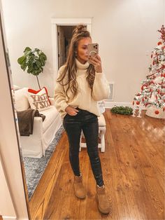 Ugg Boots Style, Ultra Mini Uggs Outfit, Mini Uggs Outfit, Ugg Mini Boots, Outfit With Uggs, Ugg Boots Outfit, Casual Couture, Mini Outfit, Classic Ugg Boots