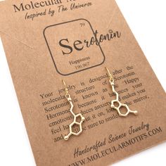 a pair of earrings with the chemical symbol serekonin on it's earwires