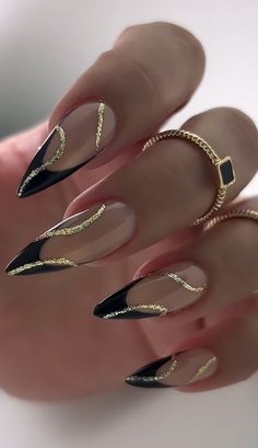 Black And Gold Simple Nails, Nails For Black Gown, Black And Gold Snake Nails, Black Prom Nails Acrylic Classy, Black And Gold Formal Nails, Black Prom Dress Nails, Red Gold And Black Nails