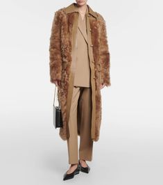 Бежевое пальто из овчины с кожаной отделкой - Toteme | Митереза Designer Shearling Outerwear For Work, Luxury Shearling Outerwear For Work, Chic Leather Fur Coat For Work, Shearling Fur Coat With Long Sleeves For Work, Designer Sheepskin Outerwear For Work, Sheepskin Fur Coat With Faux Fur Trim For Work, Brown Fur Coat With Pockets For Work, Shearling Long Coat For Work, Classic Sheepskin Fur Coat For Work