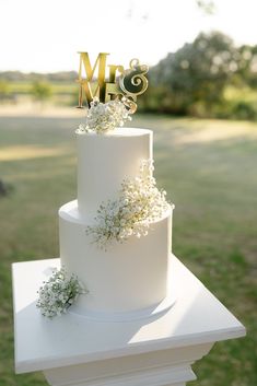 wedding cake, babies breath, rustic, boho White Wedding Cake With Flowers, Wedding Cake Two Tier, Wedding Cake Designs Simple, Wedding Cake Simple Elegant, Wedding Cake With Flowers, 2 Tier Wedding Cakes, Cake With Flowers, 3 Tier Wedding Cakes, Wedding Cake Photos