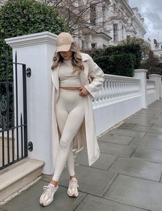 327 Outfit, Cream Outfits, New Balance Outfit, New Balance 327, Cold Outfits, Neutral Outfit, Street Style Inspiration, Outfits Fashion