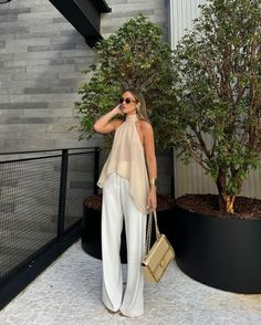 White Pants Outfit Classy, Spring Formal Outfits, Elegant Pants Outfit, Fashion Mistakes, Looks Chic, Kochi, White Pants, How To Look Classy, Elegant Outfit