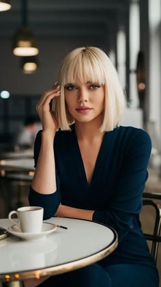 Top 57 Fall 2024 Hair Trends: Sleek Styles, Bold Cuts, and Elegant Braids for Women Short Blonde Bob With Fringe, Bob Fringe Hairstyles, Sleek Bob With Bangs, Hair Fringe Styles, Straight Bob Haircut With Bangs, Straight Bob With Fringe, Straight Haircut With Bangs, Bob Bangs Hairstyles, Short Bob Blowout