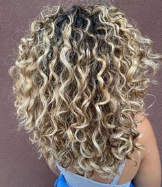 Soft Blonde Rezo Curls Rezo Cut Curly Hair Before And After, Perm Thick Hair, Blonde Curly Hair With Lowlights, Blonde Balayage Curly Hair Natural Curls, Small Curls Hairstyles, Rezo Cut Curly Hair Long, Soft Wave Perm, Rezo Haircut, Blonde Hair Low Lights