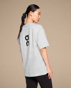 This casual, soft-touch tee is a wardrobe staple. With a relaxed cut, it's ideal for travel, recovery and everyday life. Meet the comfortable tee made for time off and traveling. Made with organic cotton that’s super soft against the skin, the Club-T is just as good for post-training recovery as it is for time spent on the sofa. Sometimes it’s best to keep things simple. This tee is designed with a clean, minimalist look and a slightly oversized fit. To wear during traveling, commuting, relaxing Style Sportif, T Shorts, Casual Tee, Sport Fashion, Everyday Life, Wardrobe Staples, Short Sleeve Shirt, Organic Cotton, Relaxed Fit