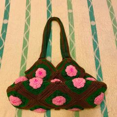 1pc Flowers, green leaves, grass, earth, 100% hand-woven handbags, handmade bags 1pc Size: Overall height: 45cm  including strap length Height: 15cm Width: 19.5cm Length: 39cm Net Weight: 520g Material: Pink flowers: 100% pure wool thread Other parts: 100% cotton wool (non-elastic) Features: 100% hand woven no trademark, folk art brand new Only one item in stock Handbag Theme: garden Style Description: Pink flower heart, pink flowers, green leaves, lawn, soil Master's Quote: I knitted a han Green Square Straw Bag For Vacation, Green Bohemian Crochet Shopping Bag, Bohemian Green Crochet Shopping Bag, Green Bohemian Shoulder Bag For Shopping, Green Rectangular Crochet Bag, Green Woven Square Straw Bag, Green Square Crochet Bag As Gift, Green Square Crochet Bag For Gift, Green Crochet Straw Tote Bag