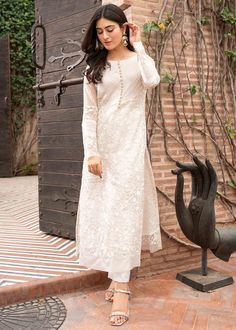 Plain White Dress, Dress Design Pakistani, Dresses Design, Kurti Designs Party Wear, Simple Pakistani Dresses, Abaya Designs, Party Wear Indian Dresses, Dress Indian Style, Stylish Dresses For Girls