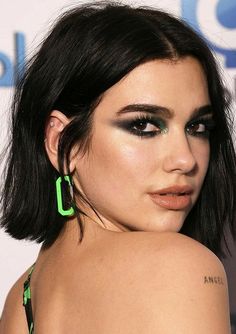 Dua Lipa Smokey Eye, Dua Lipa Eye Makeup, Green Black Makeup, Black And Green Makeup, Dua Lipa Looks, Fall Wigs, Dua Lipa Aesthetic