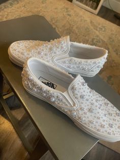 Pearl Vans, Pearl Outfit, Embroidered Vans, Pearl Shoes, Diy Sneakers, Pearls Diy, Embellished Shoes, Shoe Show, Pearl Color