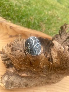 This is an adjustable Ring Made from 925 silver ( Sterling Silver) Witch's knot Silver Ring Weight: 6.7 gr Diameter: 2.3 cm Witch's Knot, Witch Knot, Serpentine Stone, Crystal Bags, Knot Ring, Phone Purse, Elegant Ring, Adjustable Ring, Beautiful Bags