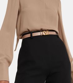 VLogo Signature 20 reversible leather belt in beige - Valentino Garavani | Mytheresa Valentino Aesthetic, Valentino Belt, Womens Designer Belts, Tie Neck Shirt, V Logo, Glamorous Look, Designer Shopping, Fashion 2024, Leather Belts