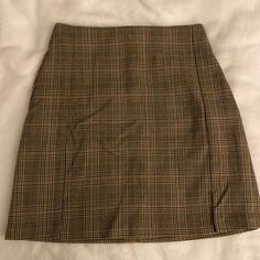 Super Cute Never Worn John Galt (Brandy Melville) Skirt. One Size Thrift Bundle, Thrift List, 80s Inspired Outfits, Dark Neutrals, Fall Bottoms, Brandy Melville Skirt, Brandy Melville Skirts, Casual Skirt Outfits, Brown Skirt