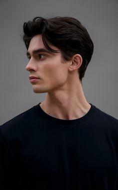 The wavy curtain haircut is a laid-back look reminiscent of 90s and 80s styles. This male hairstyle has longer hair parted in the middle that softens the face and looks elegant. This cut is for medium to long hair with natural waves. Medium Hairstyles Mens, Black Hair Men Hairstyles, Men’s Hair Middle Part, Mens 90s Haircut, Attractive Haircuts For Men, Long Back Hairstyle Men, Men Middle Part Haircut, Short Curtain Haircut Men, Male Hairstyles Wavy