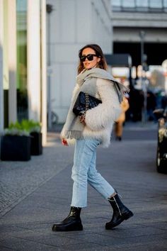 Discover cute and comfy winter outfit ideas that are perfect for casual outings or formal events. Mix and match layers to stay warm while looking fabulous! comfy winter outfits, women’s fashion, layered looks, winter style inspo, cozy layers, fashionable and warm #winter #winteroutfits #cuteoutfits Black Ankle Boots Outfit, Chunky Boots Outfit, Black Chunky Boots, Concert Outfit Winter, Combat Boot Outfit, Chelsea Boots Outfit, Winter Boots Outfits, Black Boots Outfit, What To Wear Fall