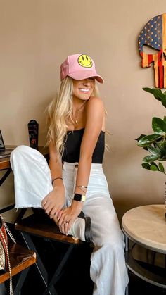 Smiley Face Hat Outfit, Trucker Hat Outfit Women Summer, Hat Content Ideas, Cute Outfits With Baseball Caps, Pink Baseball Cap Outfit, Class Outfits College, Pink Cap Outfit, Dad Hat Outfits Women, Hat Photoshoot Ideas