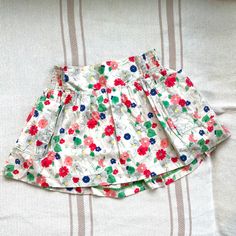 Aerie Floral Mini Skirt Size Small White With Colorful Floral Pattern And Pockets! Never Worn, Excellent Condition Cute Cotton Skirt With Floral Print, Cute White Floral Print Skirt, Playful White Cotton Skirt, Cute White Skirt With Elastic Waistband, Floral Mini Skirt, Pink White, Mini Skirt, Floral Pattern, Womens Skirt