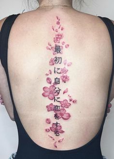 the back of a woman's upper body with flowers on it and chinese characters