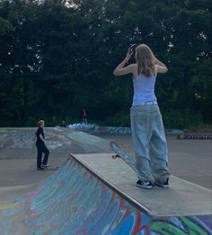 Fixing Aesthetic, Skateboard Outfit Girl Style, Skater Girl Shoes, Outfit Inspo Skater, Skateboard Girl Outfits, 90s Skater Aesthetic, Skaters Aesthetic, Skater Aesthetic Outfits, 90s Skater Girl