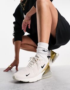 Skor från Nike Skaffa nya sneakers Låg design Hälflik för enkel påtagning Stängs med snörning Vadderad plös och häl Klassiskt Nike-logga Mellansula i React Foam ger mjuk, extra reaktiv dämpning Skummellansula med Max Air dämpning Tålig yttersula i gummi Texturerad undersida White And Gold Sneakers, Womens Trainers, Nike Brand, Nike Air Max 270, Air Max 270, Winter Accessories, Shoes Trainers, Trainers Women, Nike Logo