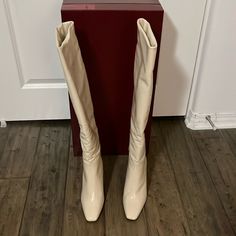 Tamara Mellon Legacy Knee High Boot 100 - Soft Patent Size 7.5 Brand New Made In Italy - Tapioca (Crme/Ivory) $1,295 Formal White Boots Medium Width, Classic Cream Boots For Formal Occasions, Elegant White Boots With Padded Heel, Luxury White Formal Boots, Designer Fitted White Boots, Elegant White Square Toe Boots, Cream Leather Knee-high Boots, Tamara Mellon, Over The Knee