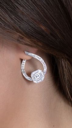 Luxury Modern Diamond Dangle Earrings, Luxury Modern Platinum Diamond Earrings, Luxury Silver Diamond Earrings, Modern Style, Luxury Modern Diamond Earrings, Tarnish Resistant, Luxury Diamond-cut Bridal Earrings, Beautiful Diamond Earrings, Real Diamond Necklace, Bvlgari Jewelry