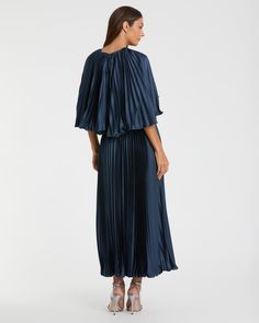 Gracieuse et raffinée, cette robe mi-longue est dotée d'un design à capelet plissé qui respire l'élégance. Avec sa silhouette classique et ses détails sophistiqués, cette robe est la quintessence du style intemporel.



 Mac Duggal

 Tissu satiné plissé (100% polyester)


 Entièrement doublé

 Encolure haute




 Manche cape




 Détails plissés

 Fermeture éclair dissimulée au dos

 Environ 52" du haut de l'épaule à l'ourlet inférieur

 Disponible en Midnight (bleu foncé) et Apple Green

 Modè Destination Wedding Guest Dress, Fall Formal Dresses, Apple Dress, Dress Night Out, Fall Wedding Guest Dress, Evening Dresses Cocktail, Daytime Dresses, Green Style, Full Length Dress