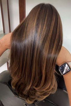 Here are 30 gorgeous and trendy caramel hair ideas to inspire your future hair makeover. One-tone, caramel balayage, subtle highlights, and many more ideas await you! Brown Hair With Caramel, Rambut Brunette, Brown Hair With Caramel Highlights, Brown Hair Looks, Brown Hair Inspo, Hair Color Caramel, Hair Inspiration Long, Brunette Hair With Highlights, Gorgeous Hair Color