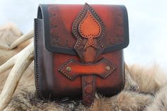 Handmade leather belt pouch in steampunk style. Dimensions: Width -17,5cm. Heigth-18cm. Steampunk Belt Pouch, Knife Templates, Steampunk Belt, Pouch Ideas, Leather Belt Pouch, Handmade Leather Belt, Leather Tools, Style Steampunk, Belt Pouch