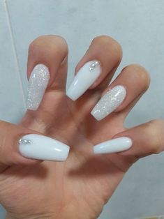 Nail Ideas White Coffin, French Tip Acrylic Nails 2023, White And Silver Nails Coffin, Cute Nails For Birthday White, Nail Ideas For Prom White, White Acrylics With Glitter, White Nail Inspo Coffin, White Nails Ideas Acrylic, White Nails With Designs Glitter