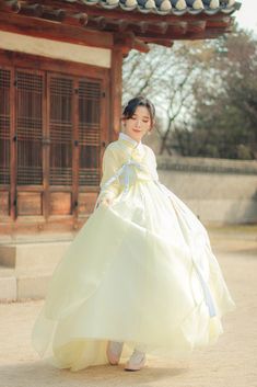 Pretty Hanbok, Asian Gowns, Traditional Asian Dress, Korean Traditional Clothing, Korea Dress, Traditional Gowns, Korean Traditional Dress, Modern Hanbok, Korean Hanbok