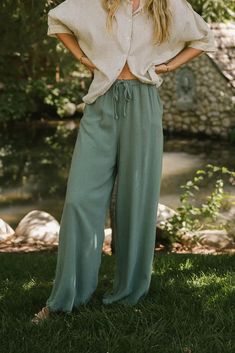 Elastic wide leg pants in green Fall Outfit Ideas Casual, Easy Fall Outfits, Get Rid Of Acne, Rid Of Acne, Early Fall Outfits, Chic Fall Outfits, Square Neck Bodysuit, How To Get Rid Of Acne, Scoop Neck Tee